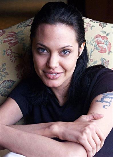 Angelina Jolie - FquE7aDX0AA08WW.jpg